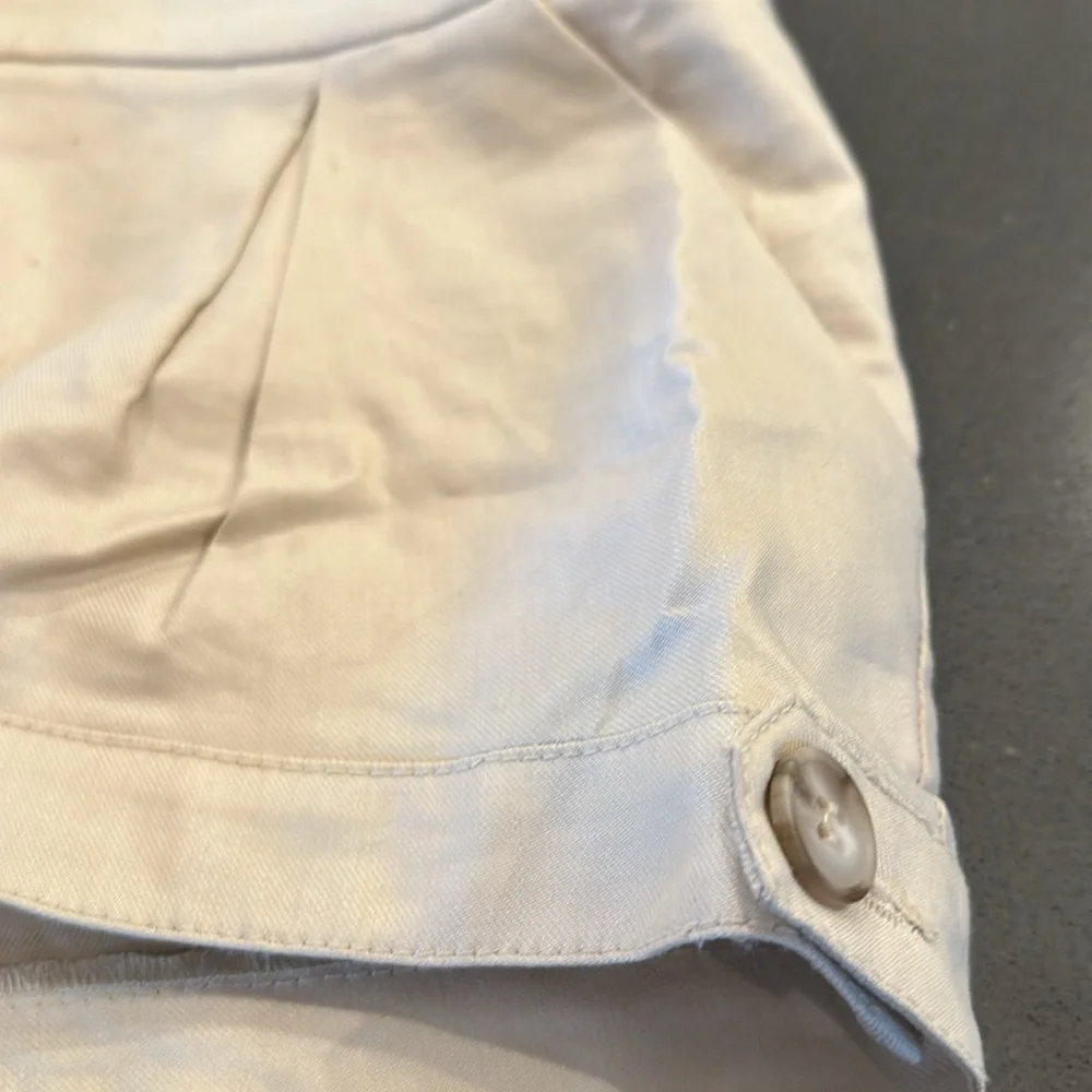 Bebe beige shorts - Picture 2 of 4